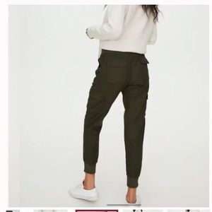 ARITZIA Community Cebu Pant Lightweight cargo joggers in dark olive green sz s